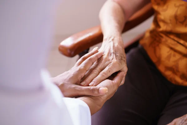 Medico visita anziano donna in anziano people casa — Foto Stock