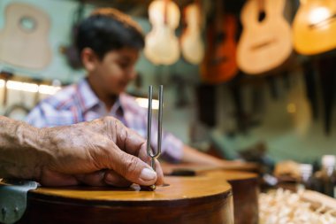 UD yapımcısı büyükbabamla Diapason gitar çocuk torunu ayarlama