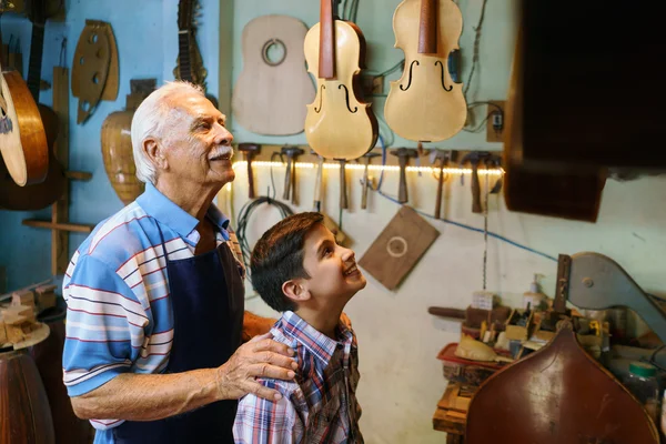 Viejo abuelo mostrando guitarra a niño nieto — Foto de Stock