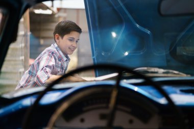 Eğitim ve eski araba motoru tamir hayran torun