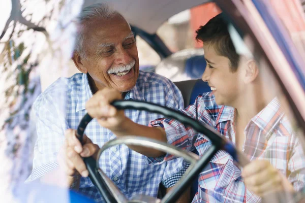 Velho Avô dá aula de condução ao neto — Fotografia de Stock