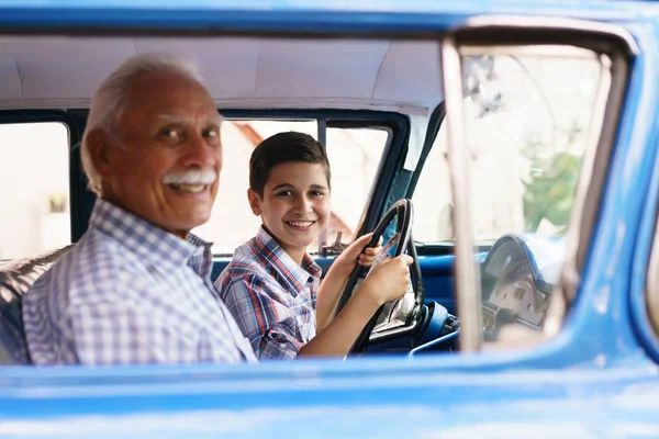 Retrato vovô dando condução lição para menino no carro velho — Fotografia de Stock