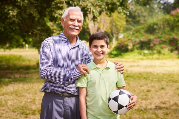 Porträt glücklicher Opa und Enkel mit Fußball — Stockfoto