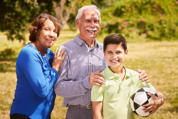 Ritratto felice famiglia nonni e ragazzo con calcio palla — Foto Stock