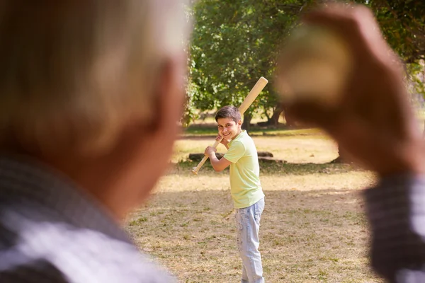 Счастливый дедушка и бабушка играют в бейсбол — стоковое фото