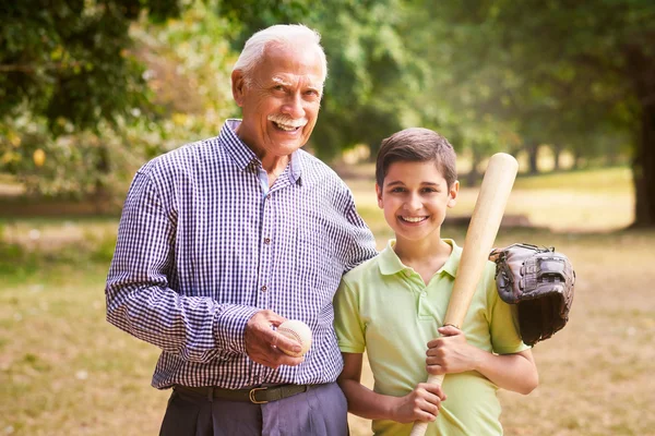 Ritratto felice famiglia nonno e ragazzo giocare a baseball — Foto Stock