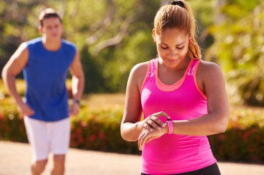 Genç kadın spor Fitness Fitwatch adımları Counter eğitim