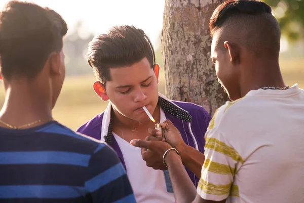 Gruppo di adolescenti ragazzo fumare sigaretta con gli amici — Foto Stock