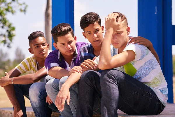 Grupo de adolescentes Chicos apoyando a un amigo reconfortante —  Fotos de Stock