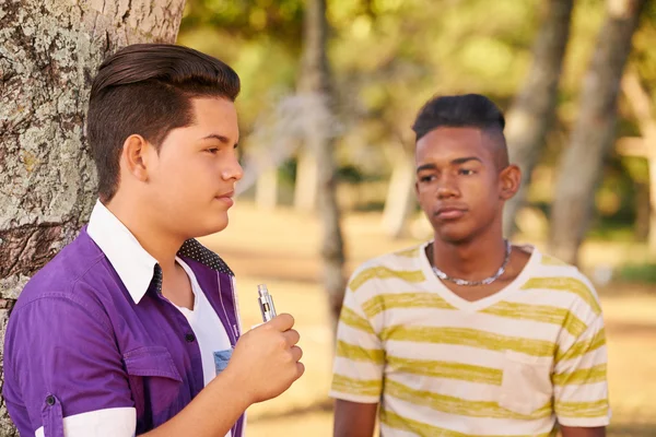 Teenager Junge, der E-Zigarette raucht — Stockfoto