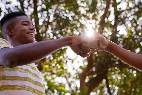 Preto e branco adolescentes juntando as mãos contra o racismo — Fotografia de Stock