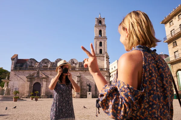 Turismo Femenino en Cuba Mujeres Amigos Tomando Foto Imágenes De Stock Sin Royalties Gratis