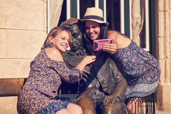 Chicas turísticas tomando selfie cerca de estatua en la Habana Cuba —  Fotos de Stock