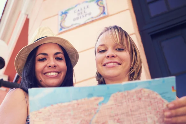 Mulheres viajando em Havana Cuba Mapa de leitura em Calle Obispo — Fotografia de Stock