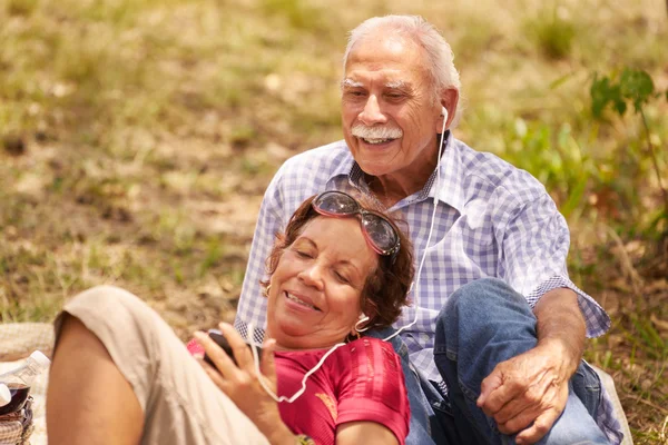 Man en vrouw Senior Man vrouw luisteren muziek — Stockfoto