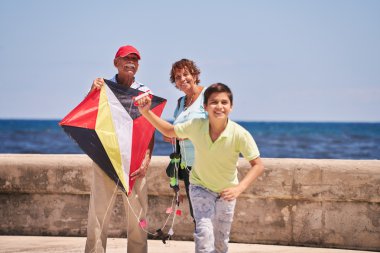 Aile çocuk ve deniz kenarında uçurtma uçan büyükanne