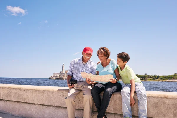 Abuelos de familia leyendo mapa turístico en La Habana Cuba — Foto de Stock