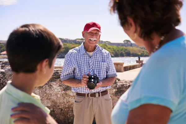 Familie grootouders op vakantie In Cuba opa nemen foto — Stockfoto