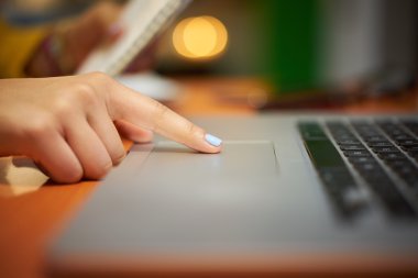 Geceleri bilgisayar trackpad'i kullanarak kız üniversite öğrencisi