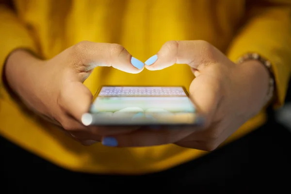 Mujer escribiendo el mensaje de teléfono en la red social en la noche —  Fotos de Stock