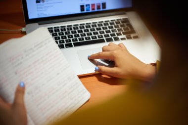 Web arama laptop geceleri yapıyor kız üniversite öğrencisi
