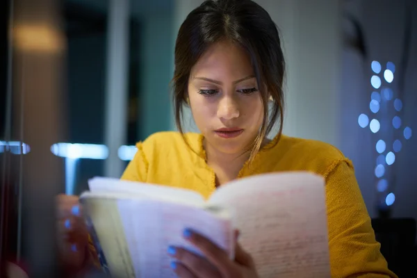 Estudiante universitaria preparando el examen por la noche —  Fotos de Stock