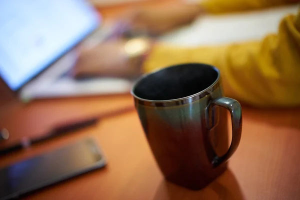 Taza de café en el escritorio estudiante universitario que estudia en la noche — Foto de Stock