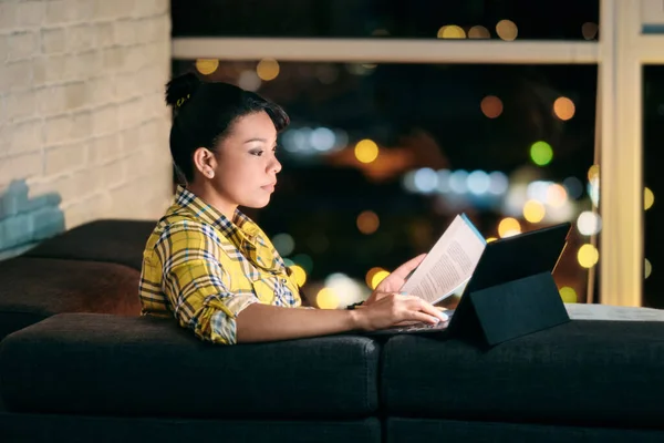 Mujer latinoamericana trabajando desde casa por la noche —  Fotos de Stock