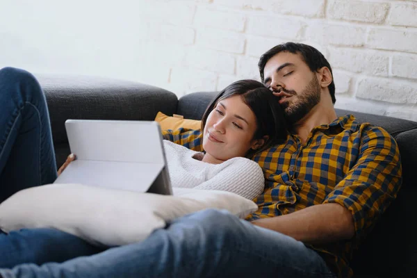 Marido entediado dormindo enquanto esposa está assistindo filme online Imagem De Stock