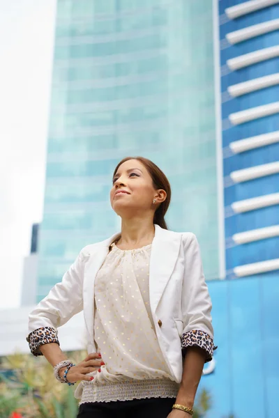 Femme d'affaires marchant fier immeuble de bureaux de la ville — Photo