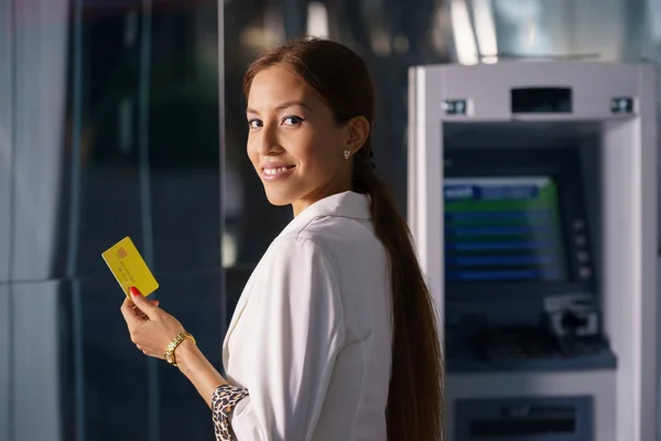 Portret zakenvrouw trekken Geldautomaat kaart — Stockfoto