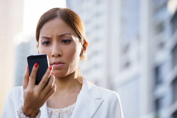 Retrato triste mulher de negócios digitando sms telefone rua — Fotografia de Stock