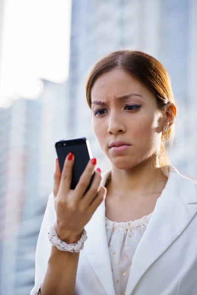 Porträt traurige Geschäftsfrau tippt SMS-Telefon Straße — Stockfoto