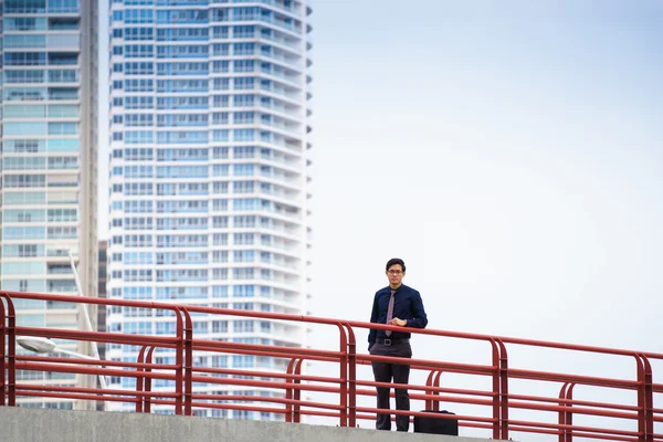 Portrait de fier et confiant employé de bureau chinois — Photo