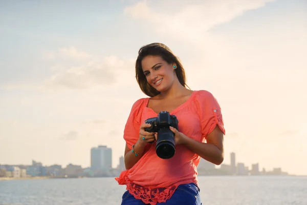 Woman photographer camera tourist picture photo — Stock Photo, Image