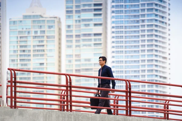 Çinli Asyalı ofis çalışanı commuting yürüme — Stok fotoğraf