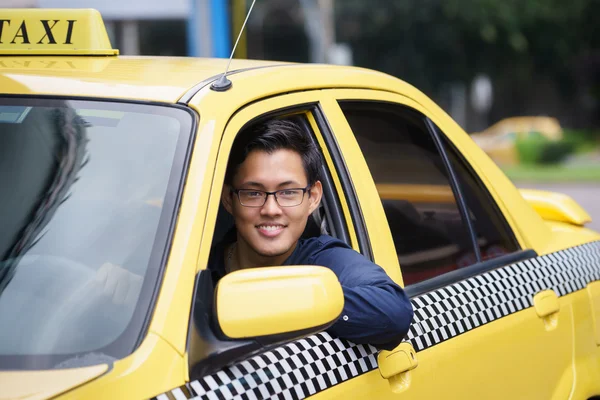 Portrét taxikář úsměv, auto řídit šťastná — Stock fotografie