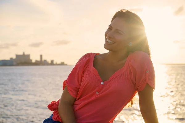 Portret jonge vrouw glimlach gelukkig zee schoonheid — Stockfoto
