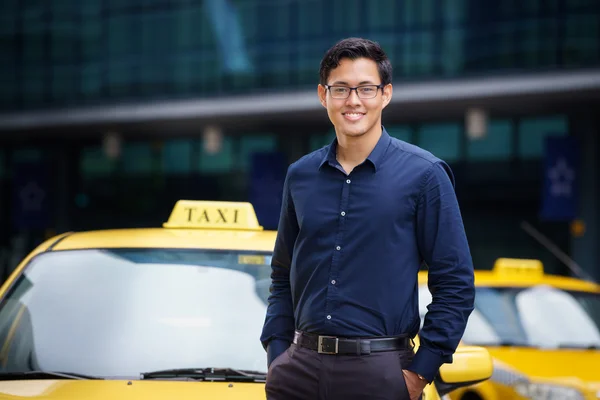 Retrato taxista sonrisa coche conducción feliz — Foto de Stock