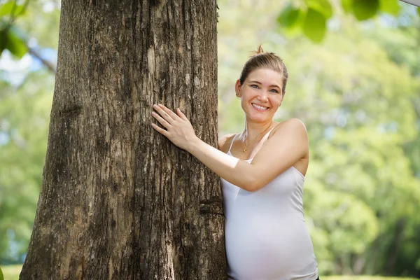 Portré állapotos nőt ölelés fa park ökológia — Stock Fotó