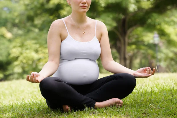 Femme enceinte mère ventre relaxant parc yoga lotus — Photo
