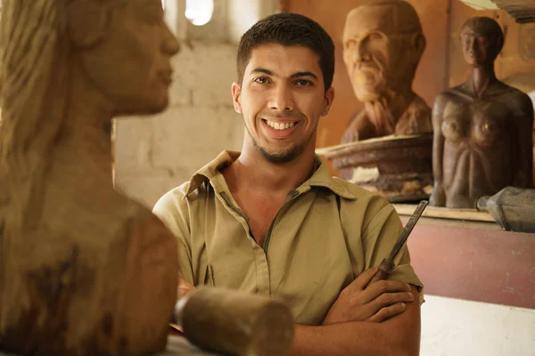 Retrato homem trabalhando artista feliz arte escultura de madeira no atelier — Fotografia de Stock