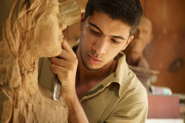 Beeldhouwer jonge kunstenaar ambachtelijke werken sculpting beeldhouwkunst — Stockfoto