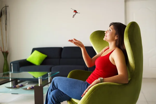 Vrouw huiseigenaar spelen met sleutels van nieuwe huis op sofa — Stockfoto