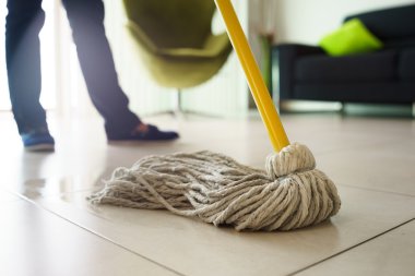 Paspas ev odak katında temizlik ev işleri yaparak kadın