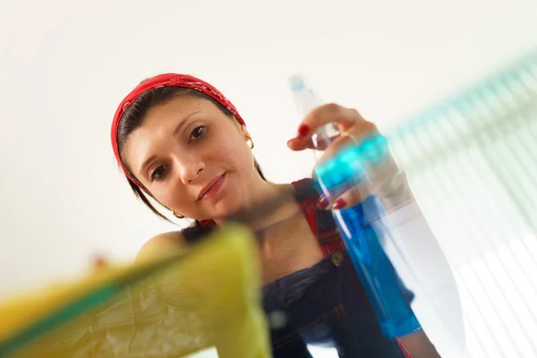 Ispanico ragazza cameriera a casa fare faccende pulizia vetro tavolo — Foto Stock