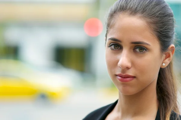 Retrato de mujer de negocios en la calle con coches y semáforo —  Fotos de Stock