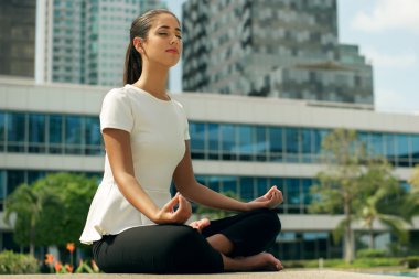 İş kadın Yoga Lotus pozisyonu dışında ofis binası sakin ol