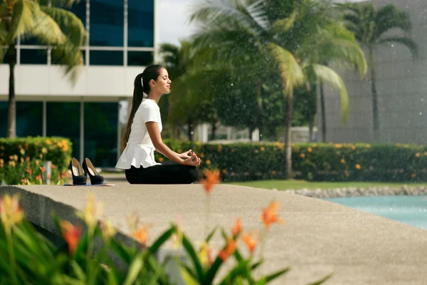 Entspannen Geschäftsfrau Yoga Lotus Position außerhalb Bürogebäude — Stockfoto