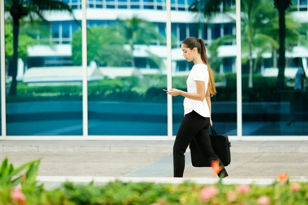 Üzleti nő női ingázó gyaloglás Office textil, a telefon — Stock Fotó